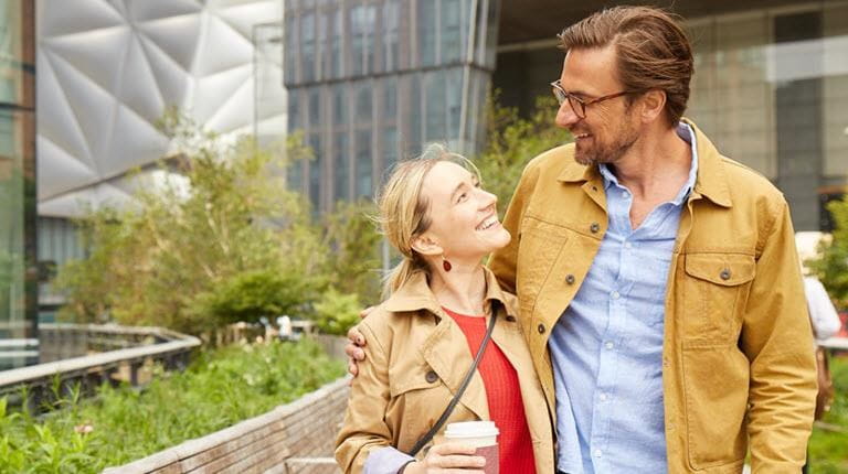 Uomo e donna godendo del tempo in città 